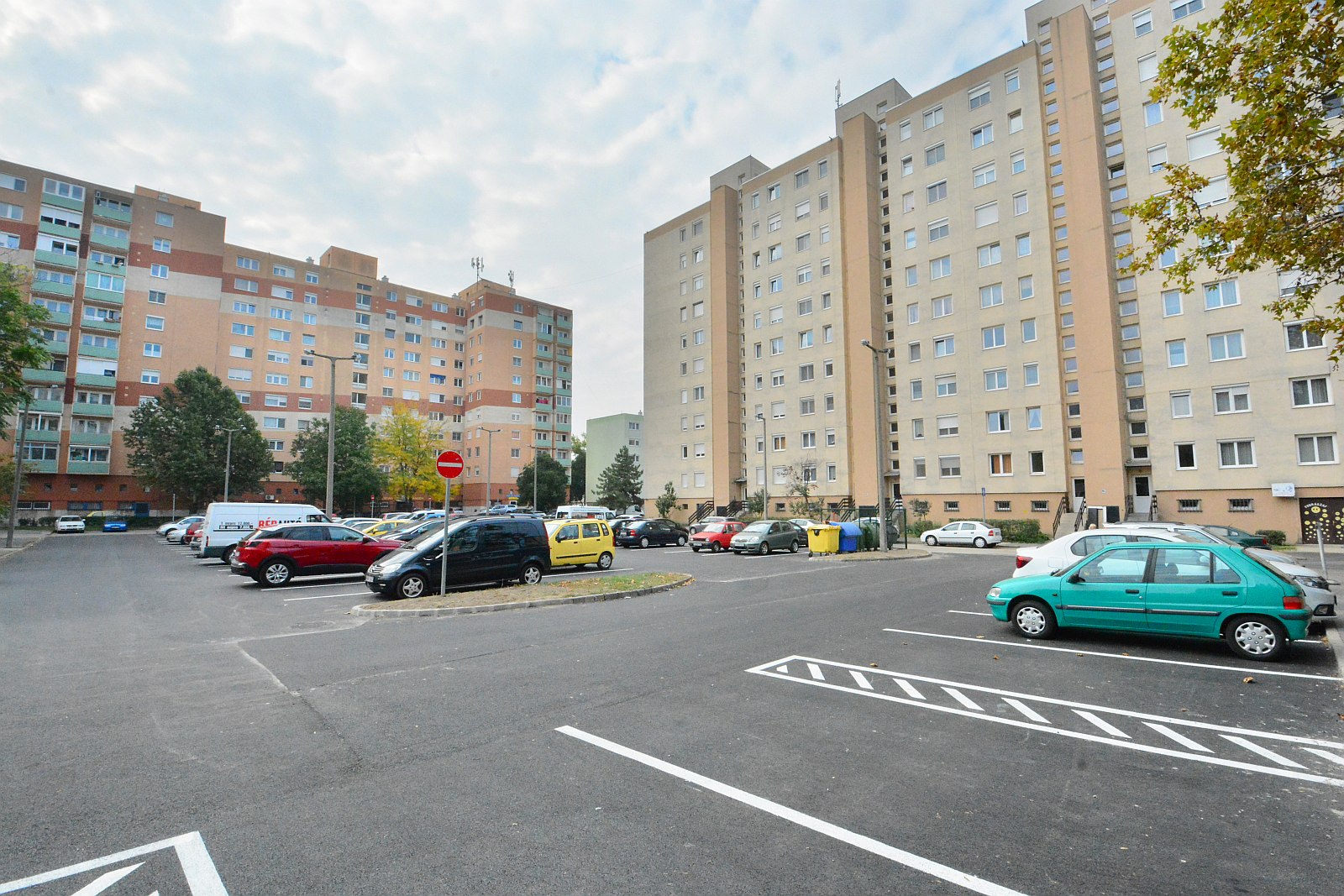 Elkészült a parkolófelújítás a Sarló utca 11. mellett